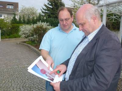 Der Pfungstdter Fahrlehrers Holger Bender (li.) zeigt Brgermeisterkandidat Hansgeorg Schiemer (CDU) ein besonders merkwrdiges \