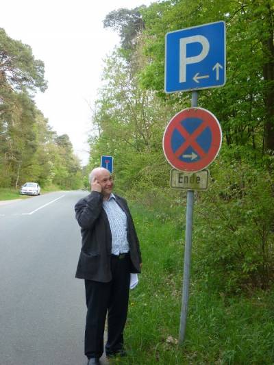 Brgermeisterkandidat Hansgeorg Schiemer kommt auch bei dieser Verkehrsbeschilderung aus StVO-widrigen und wenig sinnvollen (Zusatz-)Zeichen ins Grbeln.