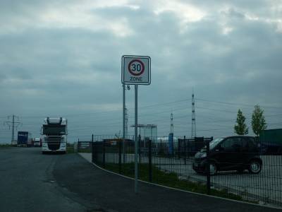 Tempo-30-Zonenschilder bei der Einfahrt Gradignanstrae in das Gewerbegebiet Nordwest, die jedoch nach StVO ( 45, VwV RZ 38) unzulssig sind.  
