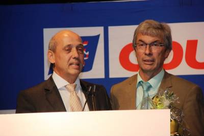 Kreisvorsitzender Gottfried Milde gratuliert dem frisch-gekrten Landratskandidaten