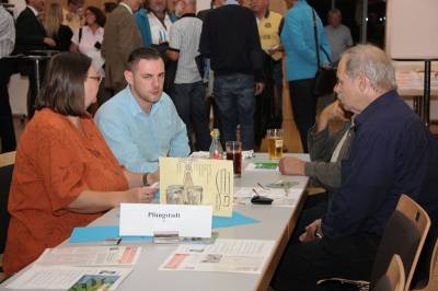 Teile der Pfungstdter Delegierten im Gesprch vor dem Parteitag