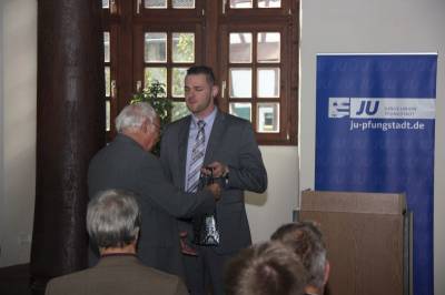 Kai-Jan Kutscher berreichte Franz Schn ein kleines Prsent.