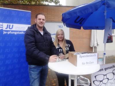 Kai-Jan Kutscher und Desiree Arnold beim Verpacken der abgegebenen Brillen.