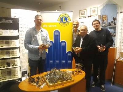JU Vorsitzender Kai-Jan Kutscher, Augenoptiker Bernd Beutel, Hans Michael Kempe vom Lionsclub Darmstadt-Castrum und JU Mitglied Matthias Zerfa bei der Brillenbergabe am 11. November 2014.