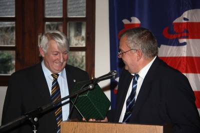 Fraktionsvorsitzender Jochen Kockegei dankte Armin Mller fr seine Rede und berreichte ein kleines Gastgeschenk.