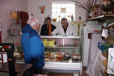 Hinter der Verkaufstheke im Hofladen von Familie Ruppenthal mit dem Seniorchef J�rgen Ruppenthal