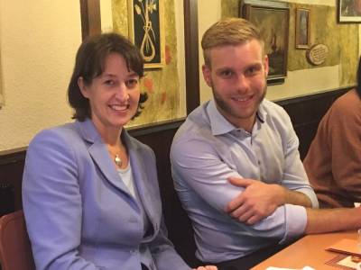 Die Bundestagsabgeordnete Dr. Astrid Mannes und der neue Vorsitzende Max Schimmel