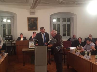 Fran Schn bei der Unterzeichnung seiner Austrittsurkunde