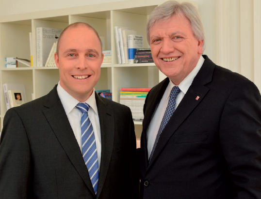 CDU-Landtagskandidat Sven Holzhauer mit dem hessischen Ministerpräsidenten Volker Bouffier