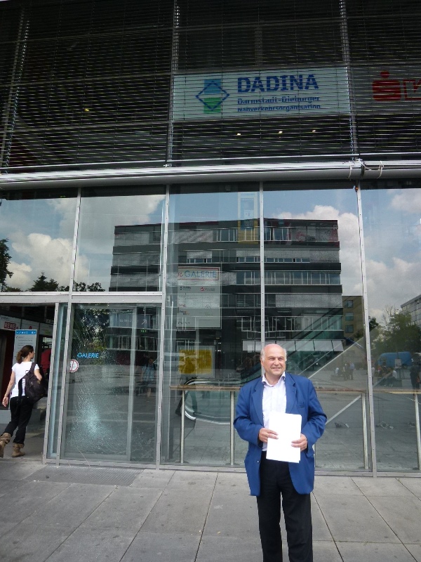 Bürgermeisterkandidat Hansgeorg Schiemer (CDU) übergab jetzt die von einer Hahner Schülerinitiative gesammelten rund 60 Unterschriften in der Geschäftsstelle der Dadina im Westbahnhof Darmstadt